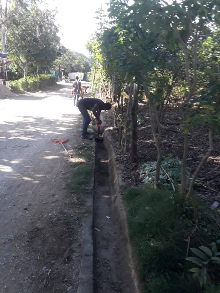El Ayuntamiento del Distrito Municipal Hato Damas realiza limpieza y reparación de la carretera de Carvajal