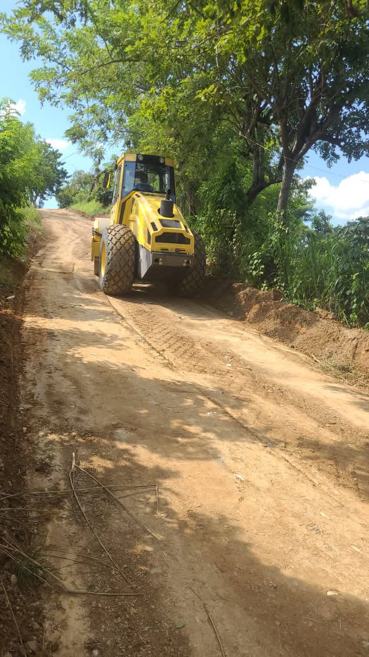 Alcaldía del Distrito Municipal Hato Damas Inicia Reparación de la Calle Principal de la Comunidad de La Enea.